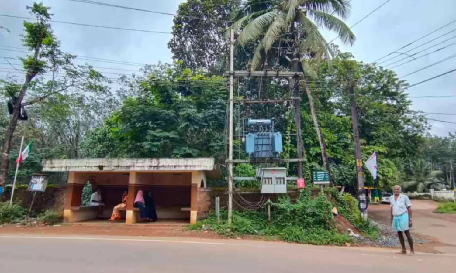 സ്കൂ​ളി​ന് സ​മീ​പ​മു​ള്ള ട്രാ​ൻ​സ്ഫോ​ർമ​റും താ​ഴ്ന്നു​കി​ട​ക്കു​ന്ന വൈ​ദ്യു​തി ലൈ​നു​ക​ളും അ​പ​ക​ട ഭീ​ഷ​ണി