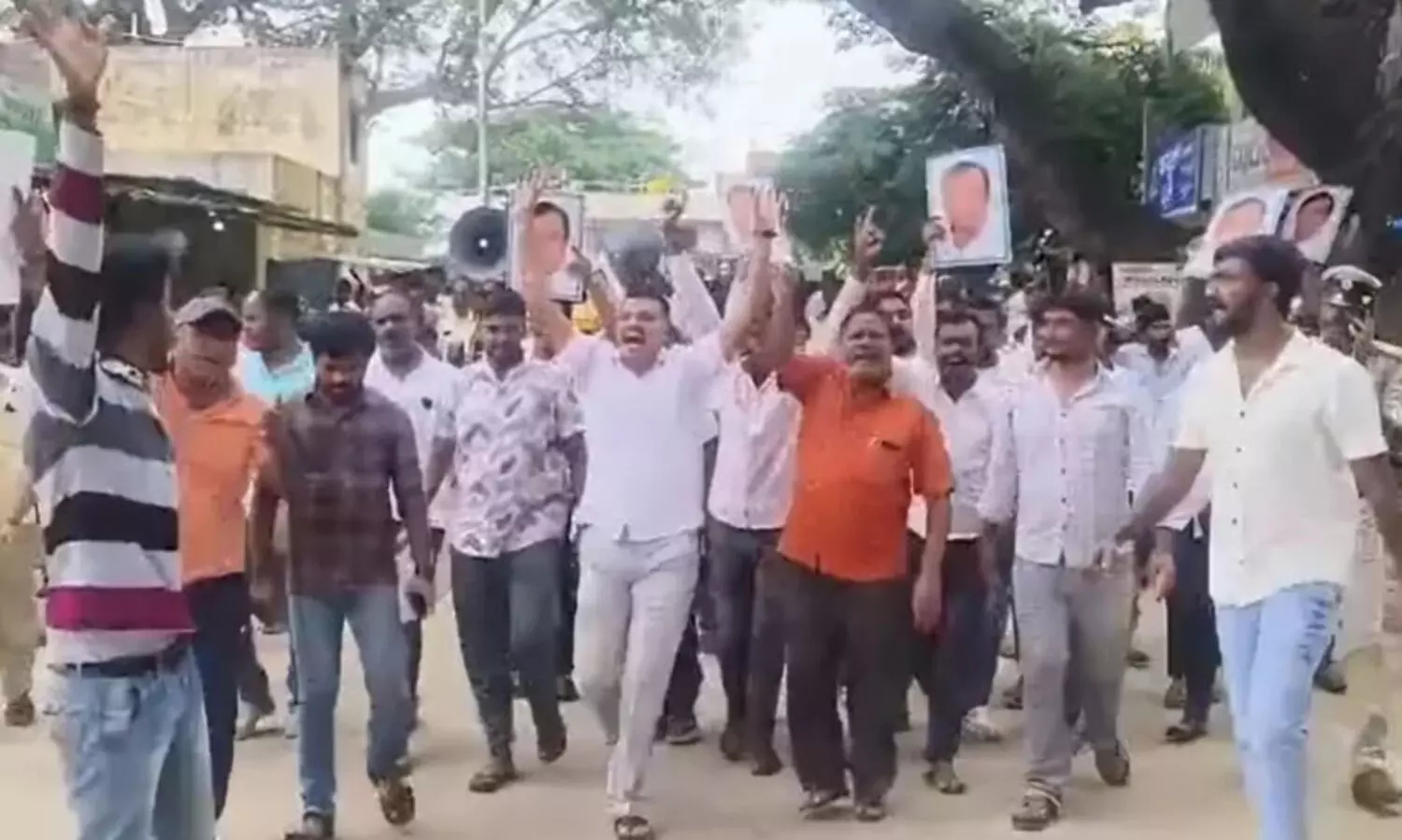 കർണാടകയിൽ പുറത്താക്കിയ മന്ത്രിയു​​ടെ അണികൾ തെരുവിലിറങ്ങി; കടകൾക്ക് നേരെ അക്രമം, കൗൺസിലർ രാജിവെച്ചു