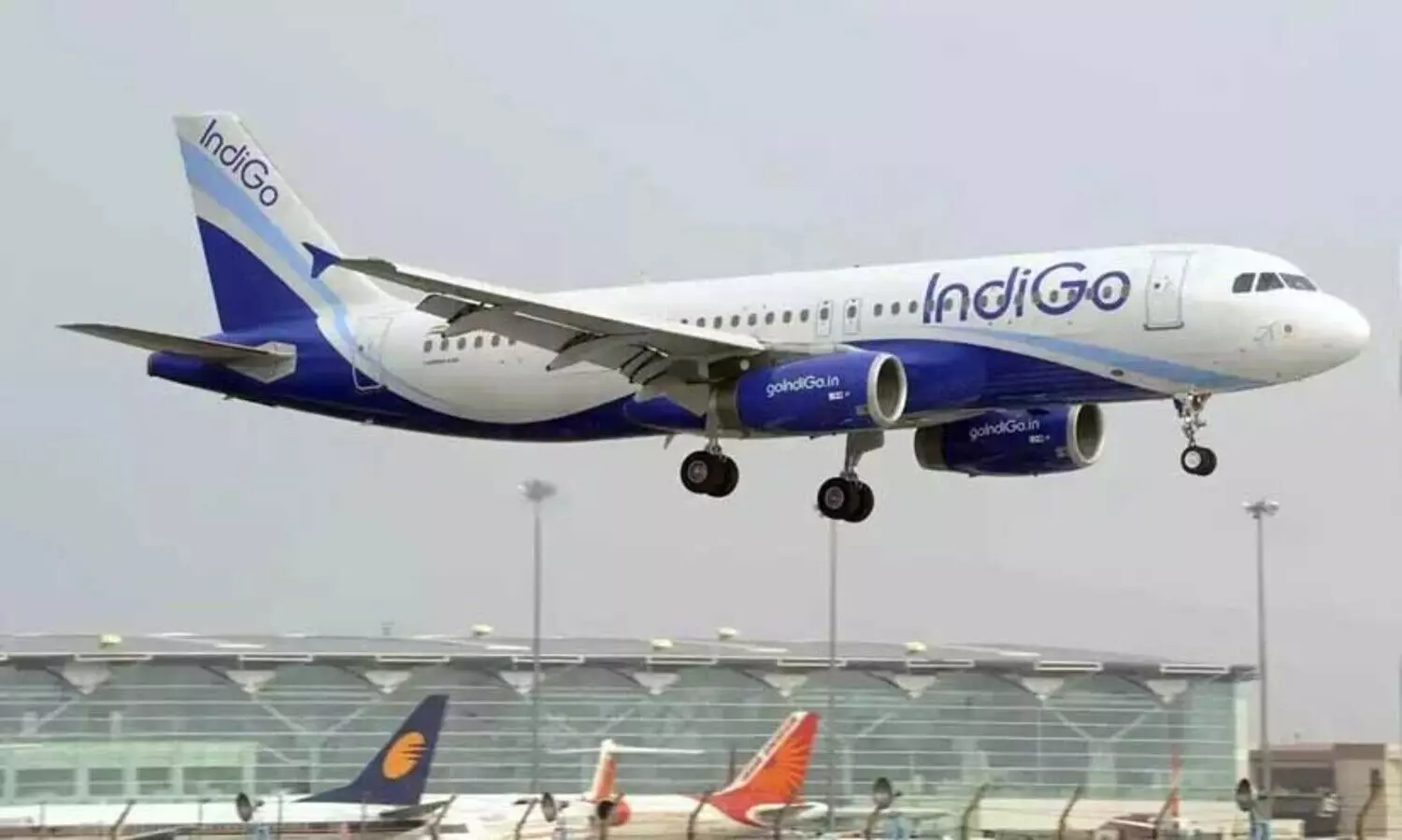 കോഴിക്കോട് ഉൾപ്പെടെ ഹൈ റിസ്ക് വിമാനത്താവള പരിശീലനത്തിൽ വീഴ്ച; 1700 ഇൻഡിഗോ പൈലറ്റുമാർക്കെതിരെ ഡി.ജി.സി.എ