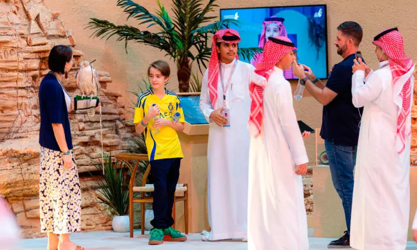 അ​ന്താ​രാ​ഷ്​​ട്ര ഫാ​ൽ​ക്ക​ൺ ലേ​ല​ത്തി​ലെ ‘ഫാ​ൽ​ക്ക​ണ​ർഓ​ഫ് ദ ​ഫ്യൂ​ച്ചർ’ ശ്ര​ദ്ധേ​യ​മാ​കു​ന്നു