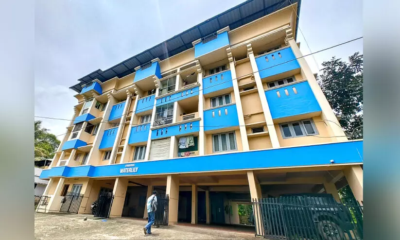 വിവരങ്ങൾ പുറത്തുവിടുന്നത് തടയാൻ ശ്രമം; ഫ്ലാറ്റിന്റെ ഗേറ്റ് പൂട്ടി വിവരങ്ങൾ പുറത്തുവിടുന്നത് തടയാൻ ശ്രമം; ഫ്ലാറ്റിന്റെ ഗേറ്റ് പൂട്ടി