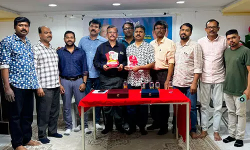 ഹ​രി​ലാ​ലി​നും രാ​ജേ​ഷി​നും കേ​ളി യാ​ത്ര​യ​യ​പ്പ് ന​ൽ​കി