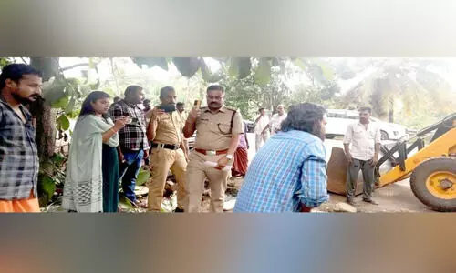 കോടതി വിധി നടപ്പാക്കാനെത്തിയ ഉദ്യോഗസ്ഥരെ തടഞ്ഞു