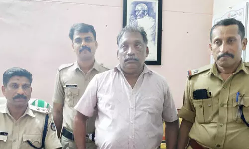 അനധികൃത വിദേശമദ്യവുമായി മധ്യവയസ്കന് പിടിയില് അനധികൃത വിദേശമദ്യവുമായി മധ്യവയസ്കന് പിടിയില്