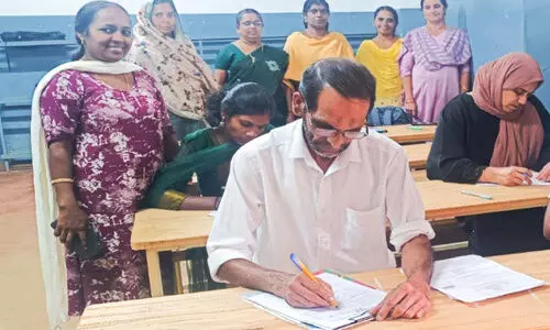 സ്വ​പ്നം കൈ​യെ​ത്തി​പ്പി​ടി​ക്കാ​ൻ മൊ​യ്തു 60ാം വ​യ​സ്സിൽ പ​രീ​ക്ഷ​യെ​ഴു​തി