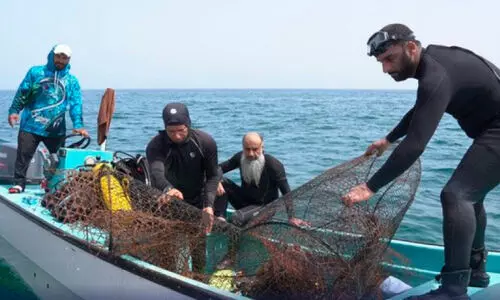 സു​വൈ​ഖി​ൽ പ​വി​ഴ​പ്പു​റ്റു​ക​ൾ വൃ​ത്തി​യാ​ക്കി