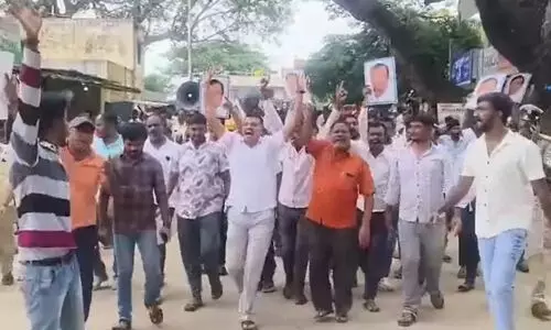 കർണാടകയിൽ പുറത്താക്കിയ മന്ത്രിയു​​ടെ അണികൾ തെരുവിലിറങ്ങി; കടകൾക്ക് നേരെ അക്രമം, കൗൺസിലർ രാജിവെച്ചു