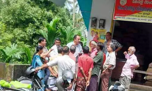 റേഷൻകട പരിശോധനക്ക് സപ്ലൈ ഓഫിസറെത്തിയത് മദ്യ ലഹരിയിൽ; നാട്ടുകാർ തടഞ്ഞുവെച്ചയുടൻ കുഴഞ്ഞുവീണു, വാഹനത്തിൽനിന്ന് ചാടാനും ശ്രമം