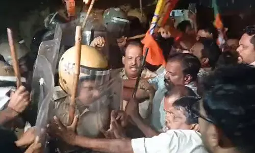 ‘ചോരക്കളി തൃശൂരിൽ തുടങ്ങിയാൽ അതിന്റേതായ രീതിയിൽ ബി.ജെ.പി പ്രതിരോധിക്കും’ -തൃശൂരില്‍ സി.പി.എം ഓഫിസിലേക്ക് ബി.ജെ.പി മാര്‍ച്ച്