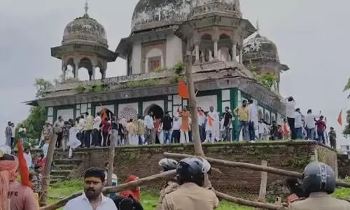 ഹി​ന്ദു​ത്വ സം​ഘ​ട​ന​ക​ൾ ക​ട​ന്നു​ക​യ​റി കൊ​ടി​നാട്ടിയ ഫത്ഹ്പുർ കുടീരത്തിൽ സുരക്ഷ കർശനമാക്കി