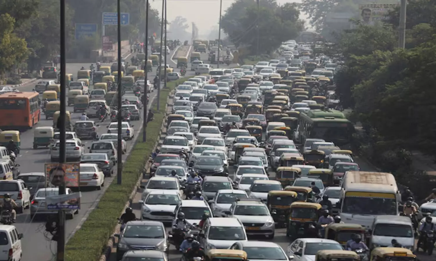 കാലാവധി കഴിഞ്ഞ വാഹനങ്ങൾക്കുമേൽ നടപടിയെടുക്കില്ല; ഡൽഹിയിലെ വാഹന ഉടമകൾക്ക് ആശ്വാസമായി സുപ്രീം കോടതി ഉത്തരവ്