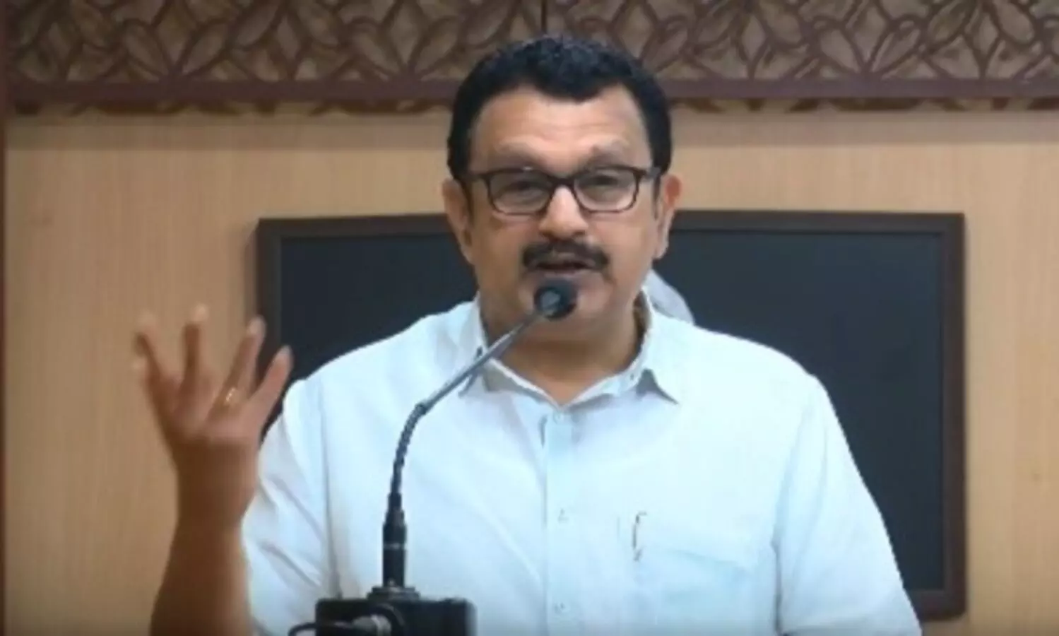 ബ്രഹ്മാവ് പോലും ഞെട്ടി പോയി, 124 വയസുള്ള സ്ത്രീ വോട്ടു ചെയ്തെന്ന്, പഞ്ച് ഡയലോഗ് അടിക്കുന്ന സുരേഷ് ഗോപി എന്തുകൊണ്ട് മൗനി ബാബയായി മാറി; കെ. മുരളീധരൻ