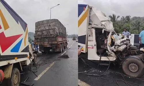 ചരക്ക് ലോറിക്ക് പിറകിൽ മിനിലോറി ഇടിച്ചു കയറി; ഡ്രൈവർക്ക് ദാരുണാന്ത്യം ചരക്ക് ലോറിക്ക് പിറകിൽ മിനിലോറി ഇടിച്ചു കയറി; ഡ്രൈവർക്ക് ദാരുണാന്ത്യം