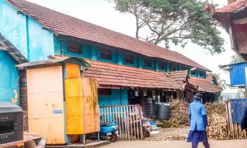 ‘കോ​ട്ട​യം മെ​ഡി​ക്ക​ൽ കോ​ള​ജ് ദു​ര​ന്തം ആ​വ​ർ​ത്തി​ക്ക​രു​ത്’ മ​ന്ത്രി​യോ​ട് കെ​ട്ടി​ടാ​വ​സ്ഥ ചൂ​ണ്ടി​ക്കാ​ട്ടി എം.​എ​ൽ.​എ