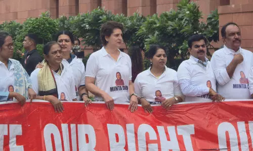 congress mps are on protest