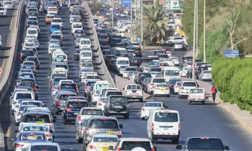 റോ​ഡ​പ​ക​ട​ങ്ങ​ളും നി​യ​മ​ലം​ഘ​ന​ങ്ങ​ളും കു​റ​ഞ്ഞു;  ക​രു​ത​ലോ​ടെ യാ​ത്ര