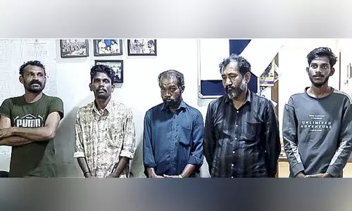 കത്തികാട്ടി ഭീഷണിപ്പെടുത്തി പണം തട്ടൽ; അഞ്ചുപേർ അറസ്റ്റിൽ കത്തികാട്ടി ഭീഷണിപ്പെടുത്തി പണം തട്ടൽ; അഞ്ചുപേർ അറസ്റ്റിൽ