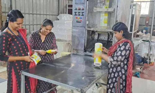 വെളിച്ചെണ്ണ സംഭരണ കേന്ദ്രത്തിൽ റെയ്ഡ്; നിലവാരമില്ലാത്ത 5800 ലിറ്റർ വെളിച്ചെണ്ണ പിടികൂടി