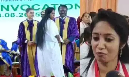 തമിഴ്നാട് ഗവർണറെ വേദിയിൽ നിർത്തി വിദ്യാർഥിനിയുടെ വേറിട്ട പ്രതിഷേധം; ബിരുദം കൈപ്പറ്റാൻ വിസമ്മതിച്ചു, വാങ്ങിയത് വൈസ്ചാൻസലറിൽനിന്ന്