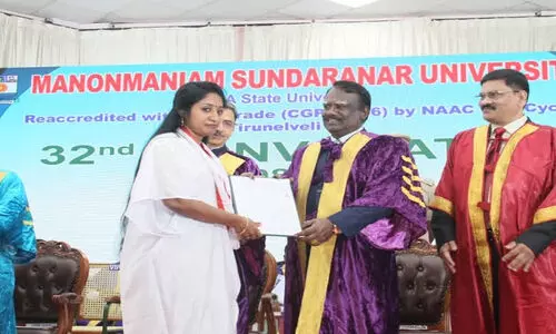 ബിരുദദാന ചടങ്ങിൽ തമിഴ്നാട് ഗവർണറുടെ കൈയിൽ നിന്ന് സർട്ടിഫിക്കറ്റ് വാങ്ങാൻ വിസമ്മതിച്ച് ഗവേഷക വിദ്യാർഥിനി; വേദിയിൽ നാടകീയ രംഗങ്ങൾ