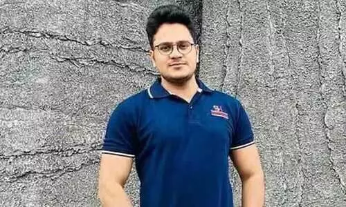 അമ്മക്ക് ആകെയുണ്ടായിരുന്ന സ്വർണവുമായി സിവിൽ സർവീസ് പഠിക്കാൻ പോയി, പരീക്ഷയെഴുതുന്നതിന് മുമ്പ് പിതാവിന് അർബുദം സ്ഥിരീകരിച്ചു; അറിയാം കോട്ടയം കലക്ടറുടെ ജീവിതകഥ