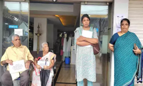 ബഹ്റൈനിൽ 30 വർഷം ജോലി ചെയ്തുണ്ടാക്കിയ പണമാണ്, രണ്ടു തവണ ഹൃദയാഘാതവും സ്ട്രോക്കും വന്നയാളാണ്, പണം തിരിച്ച് കിട്ടിയില്ലെങ്കിൽ ബാങ്കിനുള്ളിൽ കിടന്ന് മരിക്കും, എല്ലാവരെയും ഉള്ളിലിട്ട് കൊന്നോട്ടെ