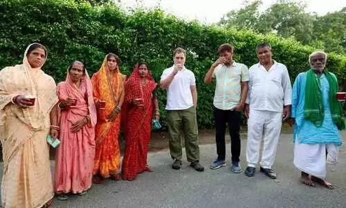 വോട്ടർ പട്ടികയിൽ ‘മരിച്ചവർ​ക്ക്’ ഒപ്പം ചായ കുടിച്ച് രാഹുൽ