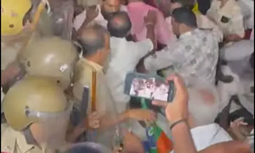 ‘വോട്ട് കൊള്ള ബി.ജെ.പിയും സി.പി.എമ്മും തെരുവിൽ തല്ലി തീർക്കേണ്ടതല്ല, പരിഹാരമാണ് വേണ്ടത്’; തൃശൂരിൽ കോൺഗ്രസ് വോട്ടർ പട്ടിക പരിശോധന തുടങ്ങി