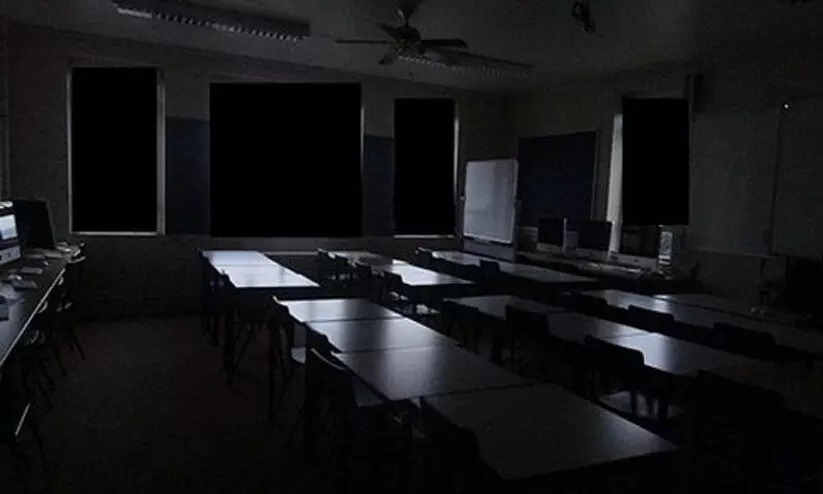 വൈകിയെത്തിയതിന് അഞ്ചാം ക്ലാസുകാരനെ ഇരുട്ടുമുറിയിൽ ഇരുത്തിയെന്ന പരാതി: അന്വേഷണം പ്രഖ്യാപിച്ച് മന്ത്രി വൈകിയെത്തിയതിന് അഞ്ചാം ക്ലാസുകാരനെ ഇരുട്ടുമുറിയിൽ ഇരുത്തിയെന്ന പരാതി: അന്വേഷണം പ്രഖ്യാപിച്ച് മന്ത്രി