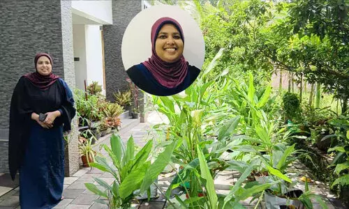 അവാർഡിന് കാത്തുനിന്നില്ല, നാടിന്റെ നൊമ്പരമായി ജസ്ന; കോഴിക്ക് തീറ്റ കൊടുക്കുന്നതിനിടെ പാമ്പുകടിയേറ്റ് മികച്ച വനിത കർഷകക്ക് ദാരുണാന്ത്യം അവാർഡിന് കാത്തുനിന്നില്ല, നാടിന്റെ നൊമ്പരമായി ജസ്ന; കോഴിക്ക് തീറ്റ കൊടുക്കുന്നതിനിടെ പാമ്പുകടിയേറ്റ് മികച്ച വനിത കർഷകക്ക് ദാരുണാന്ത്യം