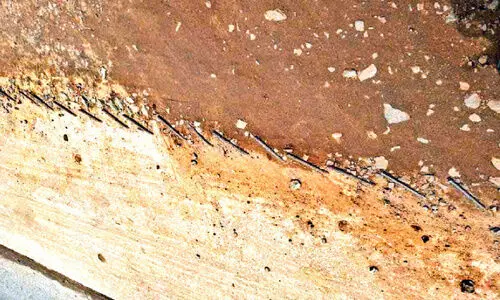 തുളഞ്ഞുകയറാൻ സ്ലാബിലെ കമ്പികൾ ‘തയാർ’; അംഗൻവാടി കുരുന്നുകൾക്കും പരിക്കേറ്റു തുളഞ്ഞുകയറാൻ സ്ലാബിലെ കമ്പികൾ ‘തയാർ’; അംഗൻവാടി കുരുന്നുകൾക്കും പരിക്കേറ്റു