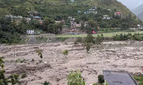 ഹിമാചൽ പ്രദേശിൽ മിന്നൽ പ്രളയം; 300 ലധികം റോഡുകൾ അടച്ചു, രക്ഷാപ്രവർത്തനം തുടരുന്നു