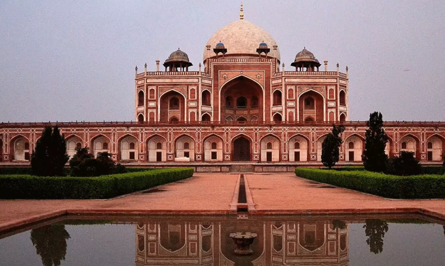 ഡൽഹിയിലെ ഹുമയൂൺ ടോമ്പിന്റെ ഒരു ഭാഗം തകർന്നുവീണു; നിരവധി പേർ കുടുങ്ങി​യതായി സംശയം