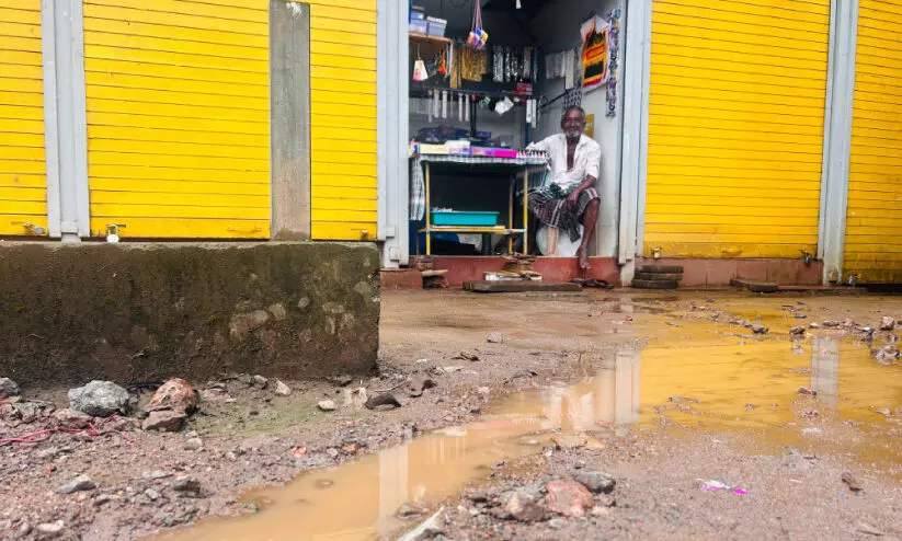 തുറന്നുകൊടുത്തത് മലിനജലത്തിന് മുന്നിലേക്ക്; ദുരിതത്തിലായി കടയുടമ തുറന്നുകൊടുത്തത് മലിനജലത്തിന് മുന്നിലേക്ക്; ദുരിതത്തിലായി കടയുടമ