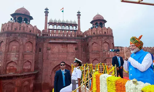 സ്വാതന്ത്ര്യദിന നിറവിൽ രാജ്യം; പ്രധാനമന്ത്രി ചെങ്കോട്ടയിൽ പതാക ഉയർത്തി