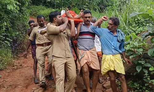 കിടപ്പുരോഗിയെ ചുമന്ന് ആശുപത്രിയിലെത്തിച്ച് ഫയർ ഫോഴ്സ്