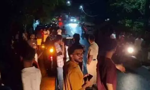 മലപ്പുറം തെയ്യാലിങ്ങലിൽ വൻ കവർച്ച; സ്ഥലം വിറ്റ പണവുമായി യുവാക്കൾ സഞ്ചരിച്ച കാർ അടിച്ചുതകർത്ത് രണ്ടുകോടി രൂപ കവർന്നു മലപ്പുറം തെയ്യാലിങ്ങലിൽ വൻ കവർച്ച; സ്ഥലം വിറ്റ പണവുമായി യുവാക്കൾ സഞ്ചരിച്ച കാർ അടിച്ചുതകർത്ത് രണ്ടുകോടി രൂപ കവർന്നു