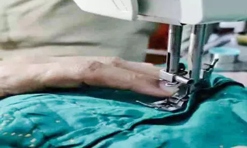 തയ്യൽ മെഷീനിൽ വീട്ടമ്മയുടെ കൈവിരൽ കുടുങ്ങി; കുടുക്കഴിച്ച് അഗ്നിരക്ഷാസേന തയ്യൽ മെഷീനിൽ വീട്ടമ്മയുടെ കൈവിരൽ കുടുങ്ങി; കുടുക്കഴിച്ച് അഗ്നിരക്ഷാസേന