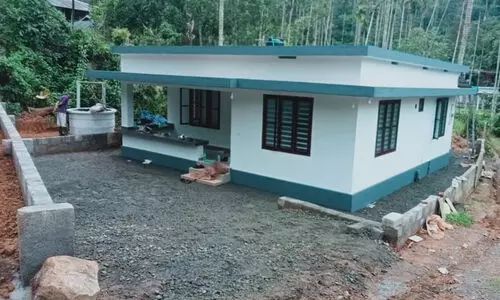 ഉ​രു​ൾ​ദു​ര​ന്ത ബാ​ധി​ത കു​ടും​ബ​ത്തി​ന് തി​ക്കോ​ടി​ക്കാ​ർ വീ​ടു​നി​ർ​മി​ച്ചു