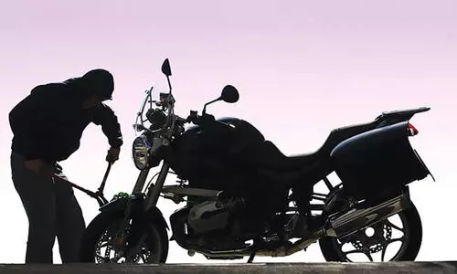 വാ​ഹ​ന മോ​ഷ്ടാ​ക്ക​ളാ​യ കു​ട്ടി​ക്ക​ള്ള​ന്മാ​രെ കു​ടു​ക്കി പ​ന്ത​ളം പൊ​ലീ​സ്