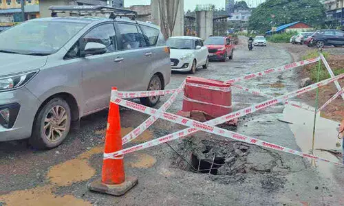 അ​ഴു​ക്കു​ചാ​ലി​ന്‍റെ സ്ലാ​ബ് ത​ക​ർ​ന്നു; അ​പ​ക​ട​ക്കു​രു​ക്കാ​യി ദേ​ശീ​യ​പാ​ത