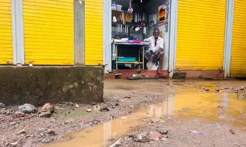 തുറന്നുകൊടുത്തത് മലിനജലത്തിന് മുന്നിലേക്ക്; ദുരിതത്തിലായി കടയുടമ