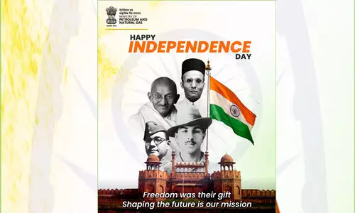 ഗാന്ധിക്ക് മുകളിൽ സവർക്കറെ വെച്ച് പെട്രോളിയം മന്ത്രാലയത്തിന്റെ പോസ്റ്റർ; ബ്രിട്ടീഷ് പെൻഷൻ കൊണ്ട് ജീവിച്ച രാജ്യദ്രോഹിയെന്ന് ശ്രീനിവാസ് ബി.വി