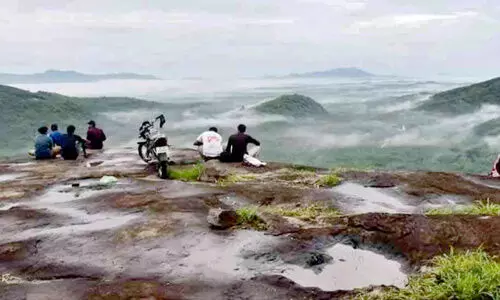 സഞ്ചാരികളുടെ മനം കവർന്ന് ഉപ്പുകുളം മലനിരകൾ സഞ്ചാരികളുടെ മനം കവർന്ന് ഉപ്പുകുളം മലനിരകൾ