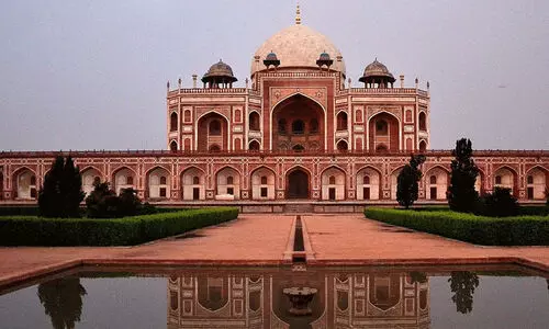 ഡൽഹിയിലെ ഹുമയൂൺ ടോമ്പിന്റെ ഒരു ഭാഗം തകർന്നുവീണു; നിരവധി പേർ കുടുങ്ങി​യതായി സംശയം