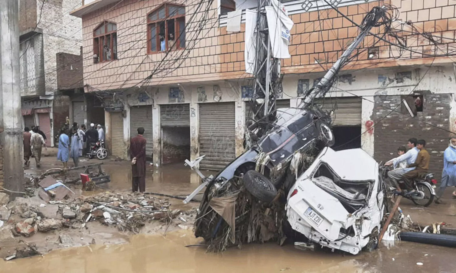 പാകിസ്താനിൽ ​മേഘ സ്ഫോടനവും പ്രളയവും; 300​േലറെ മരണം
