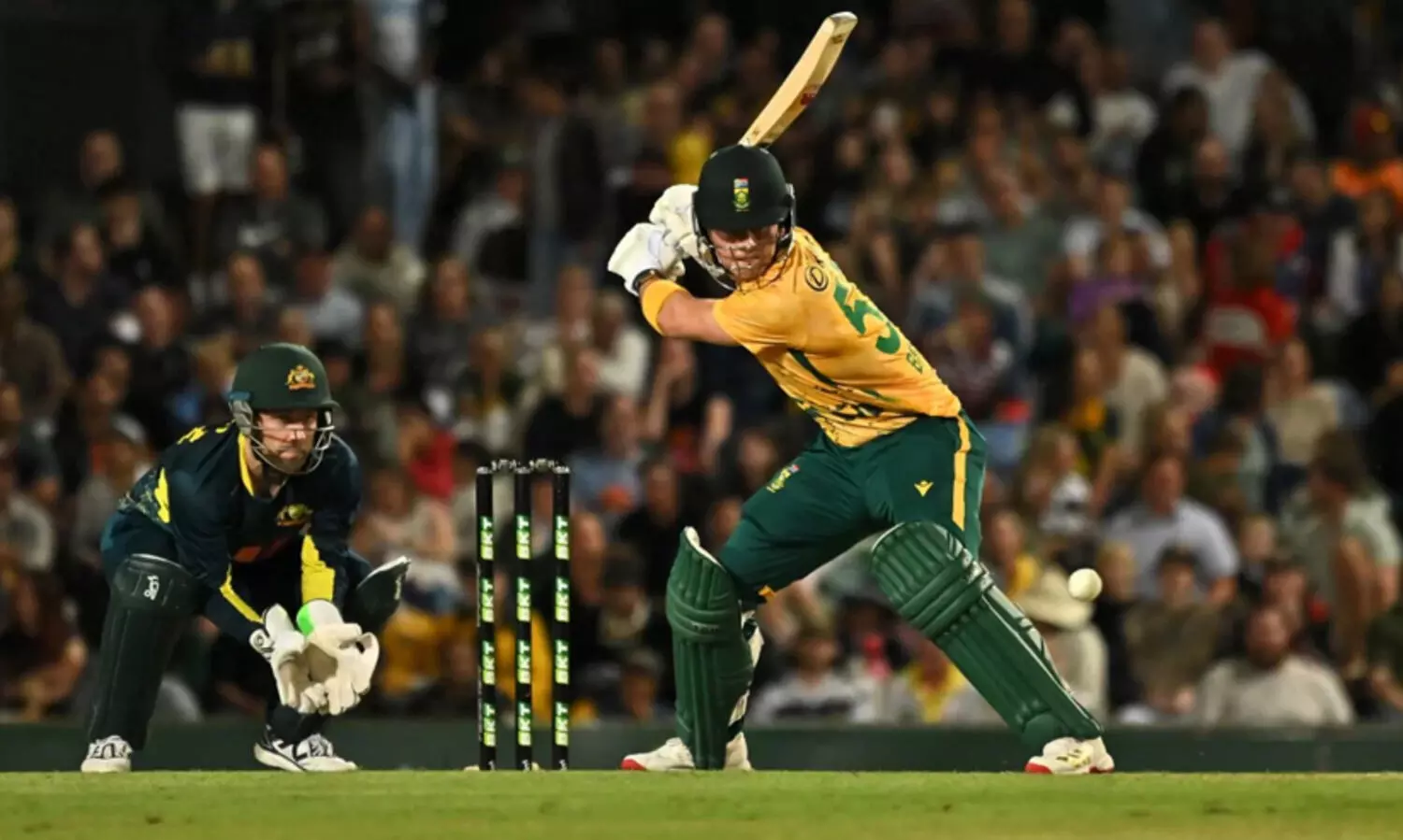 അമ്പമ്പോ എന്തൊരു സിക്സ്! തുടർച്ചയായി ബ്രെവിസിന്‍റെ മൂന്ന് ‘നോ ലുക്ക് സിക്സു’കൾ, യുവതാരത്തിന്‍റെ ബാറ്റിന്‍റെ ചൂടറിഞ്ഞ് ഓസീസ് ബൗളർ -വിഡിയോ