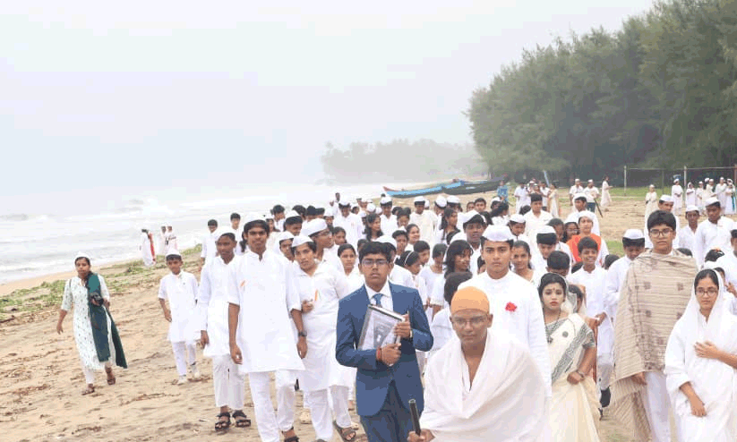 ഉപ്പ് സത്യാഗ്രഹം പുനരാവിഷ്കരിച്ച് രാജഗിരി സീഷോർ സി.എം.ഐ സ്കൂൾ ഉപ്പ് സത്യാഗ്രഹം പുനരാവിഷ്കരിച്ച് രാജഗിരി സീഷോർ സി.എം.ഐ സ്കൂൾ