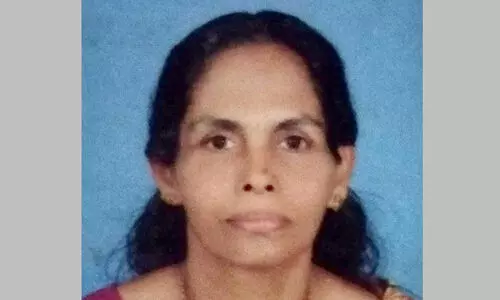 വീടിന് മുന്നിലേക്ക് വൈദ്യുതി ലൈൻ പൊട്ടി വീണ് മുറ്റമടിക്കുകയായിരുന്ന സ്ത്രീ മരിച്ചു