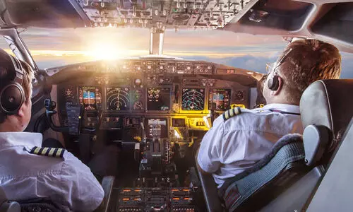 താൻ വിമാനം പറത്തുന്നത് കുടുംബത്തെ കാണിക്കാൻ പറക്കലിനിടെ കോക്ക്പിറ്റ് തുറന്നിട്ട് പൈലറ്റ്; പിന്നാലെ സസ്പെൻഷൻ